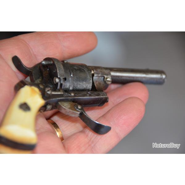Mini revolver  Lefaucheux 5.5mm � broche Crosses Ivoire