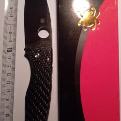 Couteau pliant avec blocage sur le dessus, manche noir en tr&egrave;s bon &eacute;tat avec bo&icirc;te et documentation.