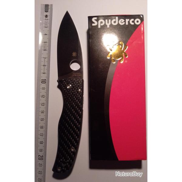 Couteau pliant avec blocage sur le dessus, manche noir en tr�s bon �tat avec bo�te et documentation.