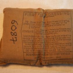 W /| D - Pansement britannique dat&eacute; 1943 WWII Normandie 1944 - ref SDC24EQD004