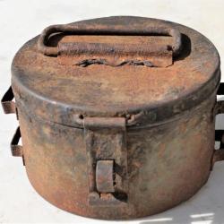 boite hippomobile - se fixe sur fonte de cavalerie troupe d'occupation en Normandie 1944HIP0323BT001