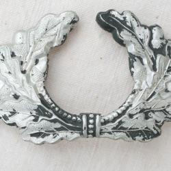 Ornement casquette Feuille ch&ecirc;ne aluminium troupe d'occupation en Normandie 1944 HER24CAS003