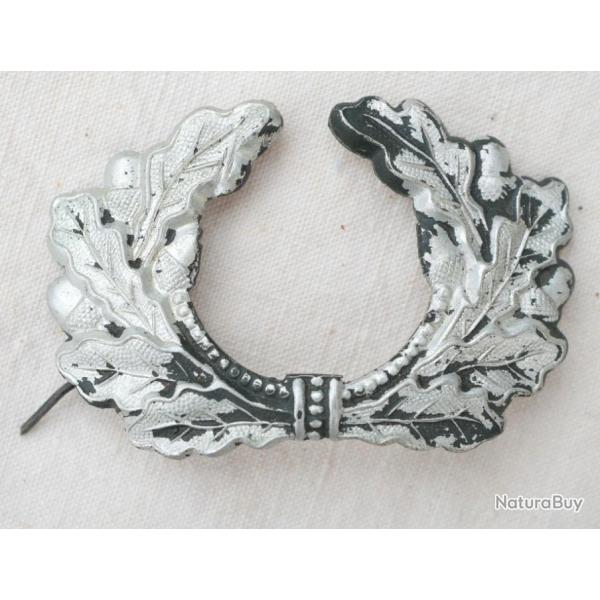 Ornement casquette Feuille ch�ne aluminium troupe d'occupation en Normandie 1944 HER24CAS003