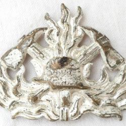 Ornement de casquette sapeur pompier avec casque &agrave; boulon HER24CAS006