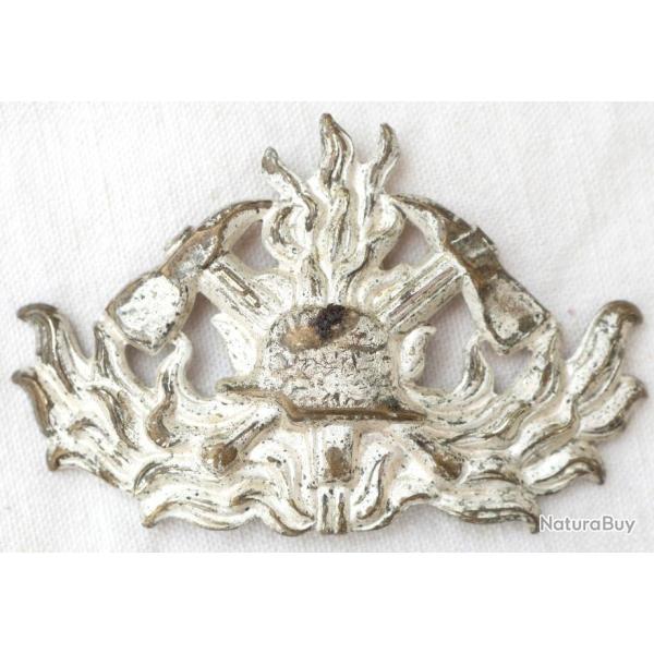 Ornement de casquette sapeur pompier avec casque � boulon HER24CAS006