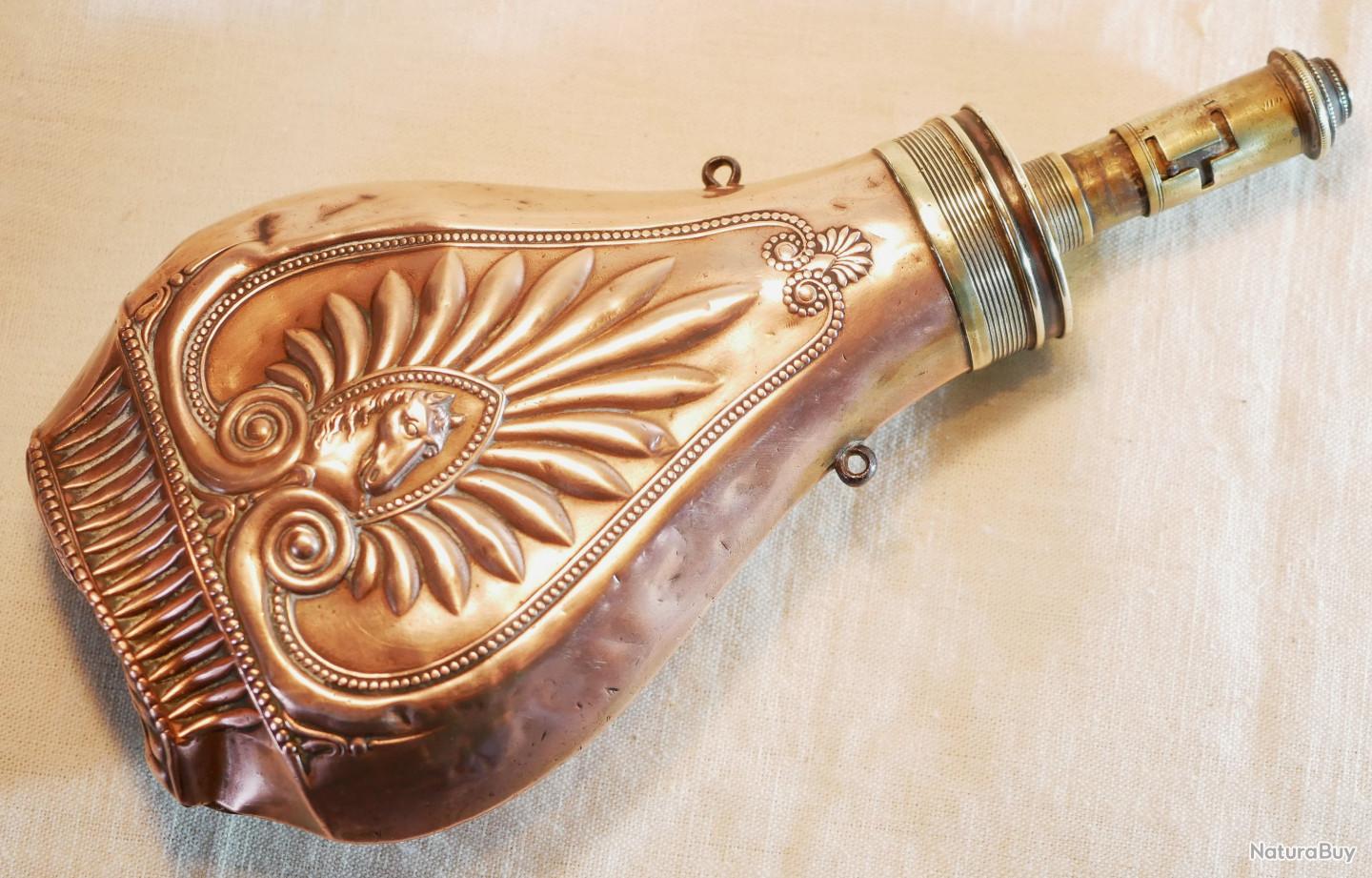 Poire à poudre en cuivre décor repoussé de chiens et volatilles., Vente