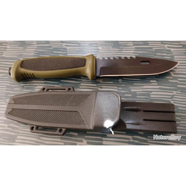 Couteau de survie � lame fixe