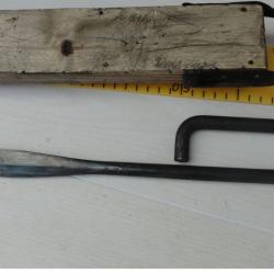 Clou avec &eacute;tui bois et lani&egrave;re cuir