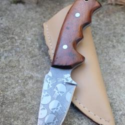 Couteau de Chasse Skinner Survie Lame Carbone 1055 T&ecirc;tes de Mort Manche Bois Etui Cuir Fabr Artisan