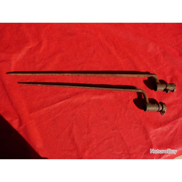 Lot de 2 Ba�onnettes � douille dans leur jus grenier