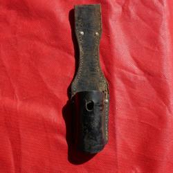 Gousset de Ba&iuml;onnette MAUSER 84/98 en cuir noir dat&eacute; 1942, mod&egrave;le infanterie sans "bracelet"