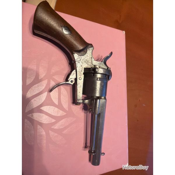 Revolver � broche ELG (Li�ge). Calibre 7 mm.
