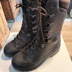 Chaussure de l'arm&eacute;e italienne Enti&egrave;rement en cuir pour la montagne.