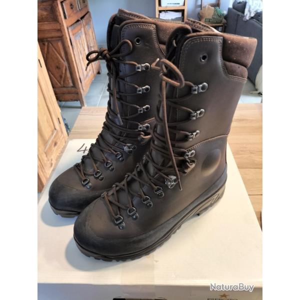 Chaussure de l'arm�e italienne Enti�rement en cuir pour la montagne.
