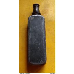 BURETTE A HUILE POUR P.M MAT 49 DE L'ARMEE FRANCAISE , BON ETAT VOIR PHOTO . POUR TOUT RENSEIGNEMENT