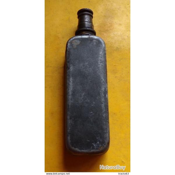 BURETTE A HUILE POUR P.M MAT 49 DE L'ARMEE FRANCAISE , BON ETAT VOIR PHOTO . POUR TOUT RENSEIGNEMENT