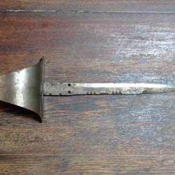 Grande dague main gauche "&agrave; voile" de type espagnole - fabrication ancienne - BE