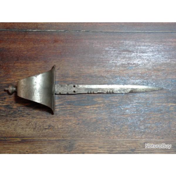 Grande dague main gauche "� voile" de type espagnole - fabrication ancienne - BE