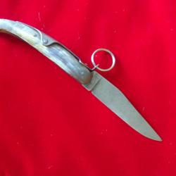 Tr&egrave;s ancien couteau pliant  manche en corne