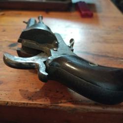 Revolver de type le Faucheux 7mm jolie crosse incurv&eacute;e avec 6 munitions d'&eacute;poque.