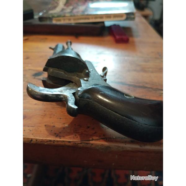 Revolver de type le Faucheux 7mm jolie crosse incurv�e avec 6 munitions d'�poque.
