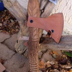 Hache de Viking Ragnar Lothbrok Lame Acier Carbone 1055 Symboles Manche Bois Etui Cuir Artisanale