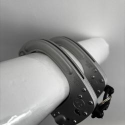 Magnifique paire de menottes RIVOLIER mod&egrave;le 2018 avec boutons poussoir