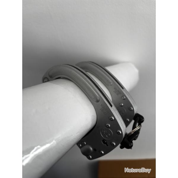 Magnifique paire de menottes RIVOLIER mod�le 2018 avec boutons poussoir