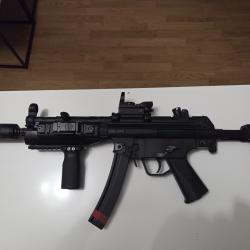 Je vends une r&eacute;plique d'airsoft &eacute;quip&eacute;e d'un viseur (plus de pile) avec une poign&eacute;e vertical