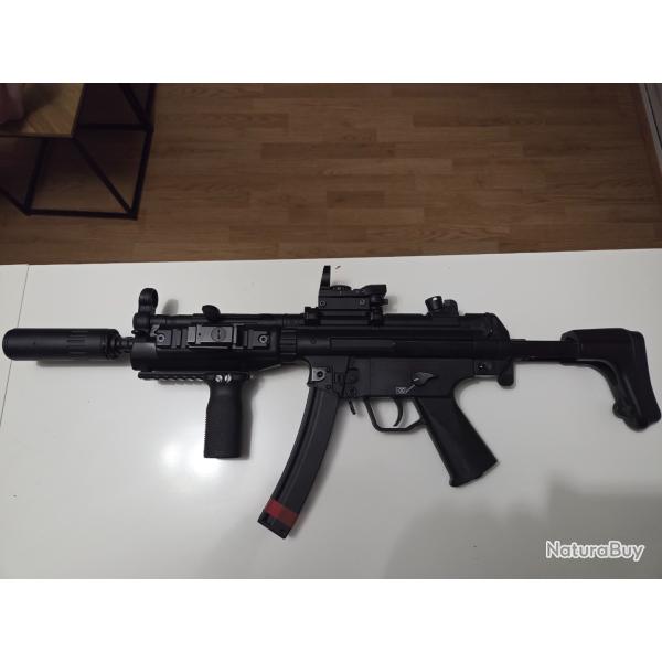 Je vends une r�plique d'airsoft �quip�e d'un viseur (plus de pile) avec une poign�e vertical