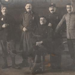 CPA Groupe de soldats prenant la pose - Militaria ww1