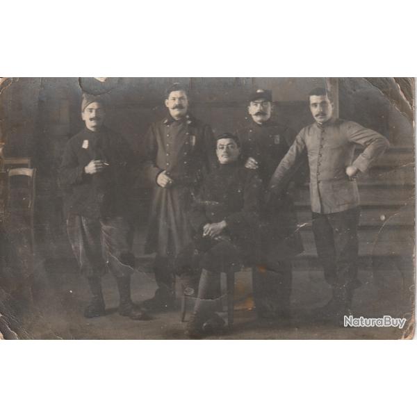 CPA Groupe de soldats prenant la pose - Militaria ww1