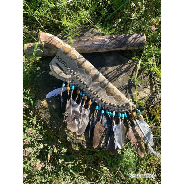 couteau artisanal am�rindien / bois de cerf, fourreau peau de raton laveur / lame acier carbone 1095