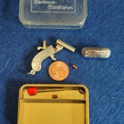 Minuscule pistolet Berloque de calibre 2mm &agrave; broche arme &agrave; feuoriginal ancien mod&egrave;le