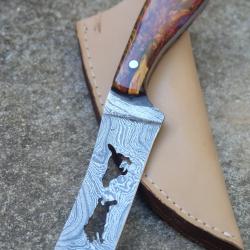 Couteau Skinner Artisanal Unique Lame Acier Damas 256 Couches ajour&eacute;e "Sc&egrave;ne de Chasse" Etui Simili