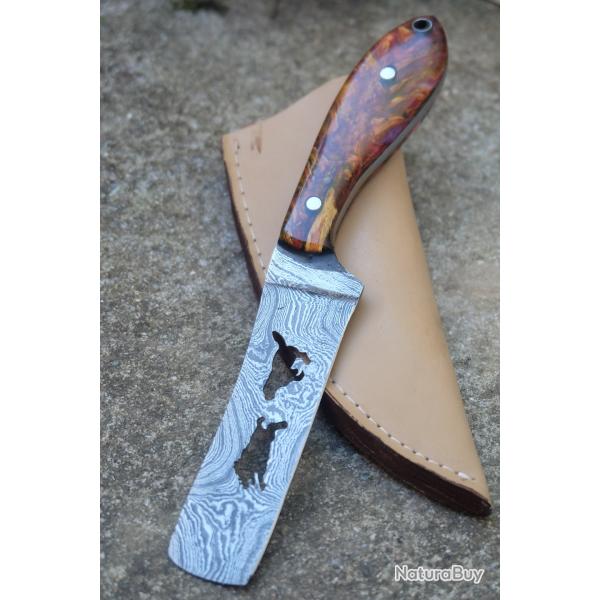 Couteau Skinner Artisanal Unique Lame Acier Damas 256 Couches ajour�e "Sc�ne de Chasse" Etui Simili