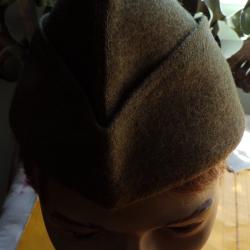 CALOT DE L'INFANTERIE DE L'ARMEE FRANCAISE , KAKI FOND KAKI ,TAILLE 56 FABRICANT I.F.C A LOUVIERS ,