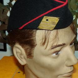 CALOT DE SOUS OFFICIER MAJOR&nbsp;DE L'ARTILLERIE DE L'ARMEE FRANCAISE, CALOT NOIR ,FOND ROUGE , BANDEAU