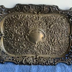 Plat en argent massif poin&ccedil;onn&eacute;