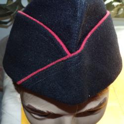 CALOT DES REGIMENTS D'ARTILLERIE , NOIR FOND ROUGE PASSEPOIL ROUGE ,TAILLE 57, ANCIEN OBSOLETE POUR