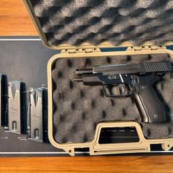 Sig Sauer P226 avec 3 chargeurs, mallette et Hogue