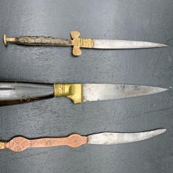 ANCIENS COUTEAUX DU MONDE, LOT DE 3, FIN XIX / DEBUT XX&deg;, ORIGINE A PRECISER