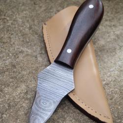 Couteau Kiridashi Dague Damas Lame 256 Couches Manche Bois Etui SImili Cuir Havane Fab Artisanale