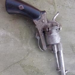 revolver type Lefaucheux cisel&eacute;  calibre &agrave; broche