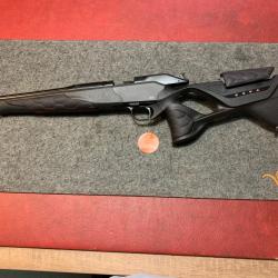 Carabine Blaser R8 ultimate cuir custom cal 300wm busc et devant avec surpiqures en nid d'abeille.