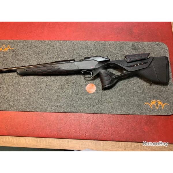 Carabine Blaser R8 ultimate cuir custom cal 300wm busc et devant avec surpiqures en nid d'abeille.