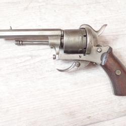 Revolver &agrave; broche ELG (Li&egrave;ge). Calibre 7 mm. Poin&ccedil;ons : W &eacute;toil&eacute; et R couronn&eacute;.