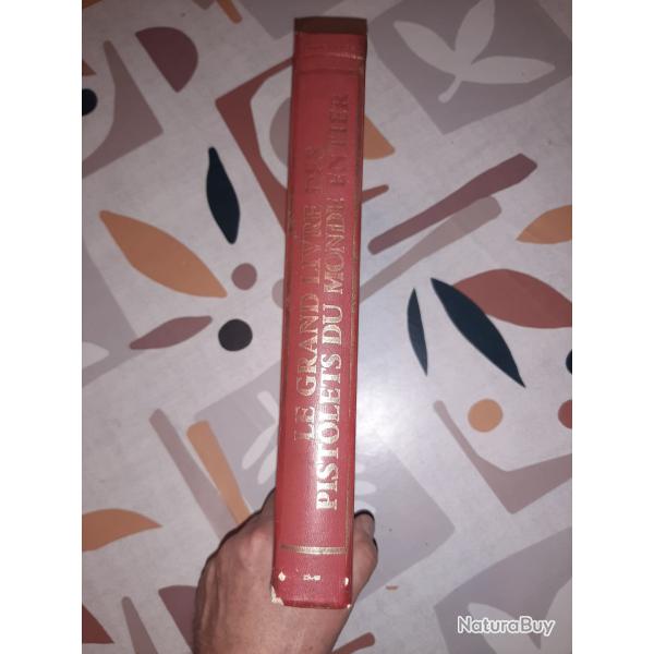 Le Grand Livre des Pistolets du Monde entier.