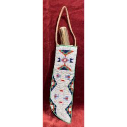 Tr&egrave;s bel &eacute;tui &agrave; couteau sioux indien des plaines accompagn&eacute; de son couteau d &eacute;poque