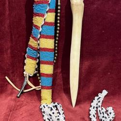 Tr&egrave;s joli &eacute;tui &agrave; alene cheyenne en os de cerf et son &eacute;tui perl&eacute; . Indien des plaines